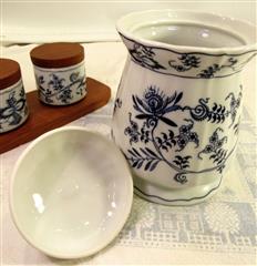 VINTAGE BLUE DANUBE BLUE ONION JAPAN BISCUIT JAR & JAMJARS W/WOOD LID & TRAY